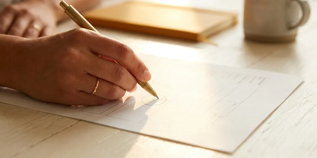 Mão segurando resultado de exame de TSH para hipotireoidismo — valores de referência